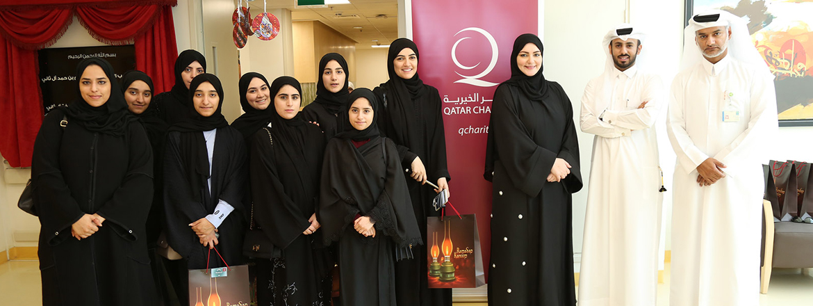 قطر الخيرية توزع الهدايا على مرضى مستشفى حمد