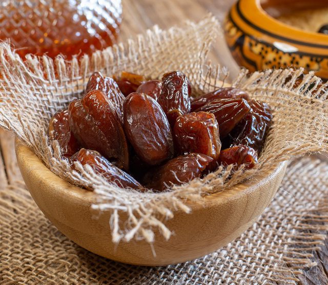 إفطاء صائم : فضله على المتصدق وأثره على المجتمع المسلم