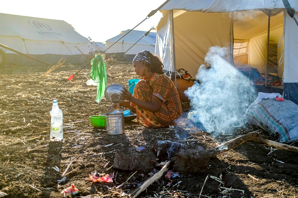 القضارف، شرق السودان - إمرأة إثيوبية تطبخ وجبتها في مخيم أم راكوبا للاجئين في السودان. حيث يعيش اللاجئون الإثيوبيون الذين فروا من النزاع في بلدهم