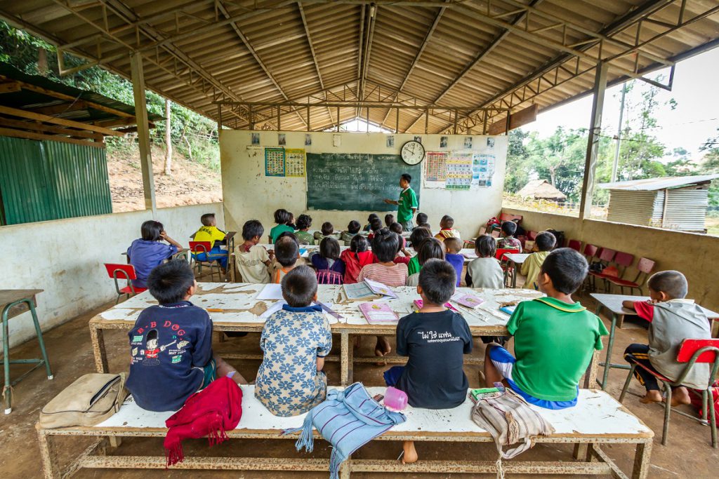 10 تحديات تحرم الأطفال من الوصول إلى حقهم في التعليم في الدول الفقيرة