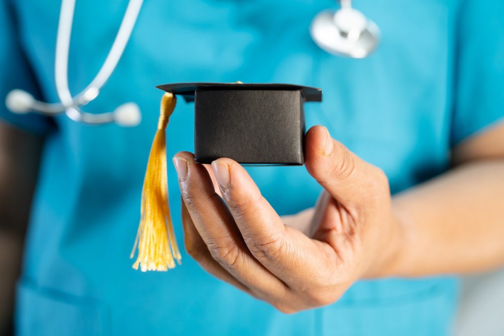 صندوق "نبراس": شراكة مجتمعية لدعم طلبة الطب والعاملين في المجال الطبي
