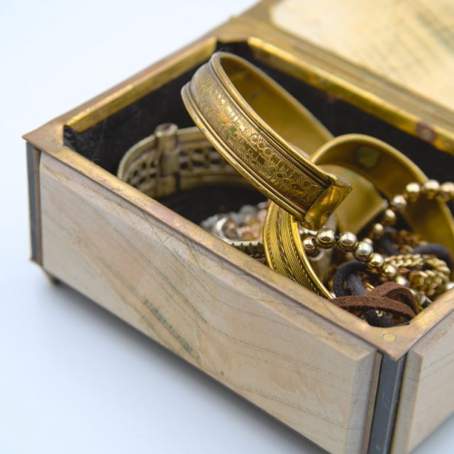 زكاة الحلي المعدة للزينة والاستعمال أو الادخار والتجارة