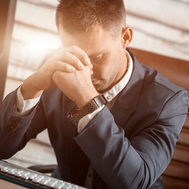 الغارمين: أصنافهم وشروطهم، ولماذا لا يُعتبر كل مدين غارماً يستحق الزكاة؟