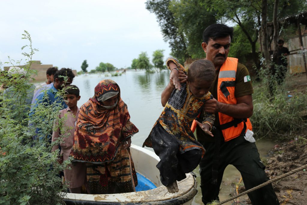 تبرع لتربط على قلوب المتضررين من فيضانات باكستان وتخفف عنهم مصابهم
