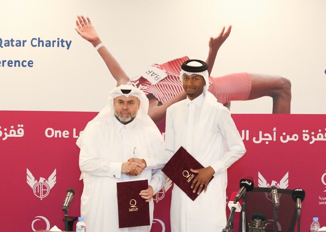  السيد يوسف بن أحمد الكواري الرئيس التنفيذي لقطر الخيرية مع البطل القطري معتز برشم
