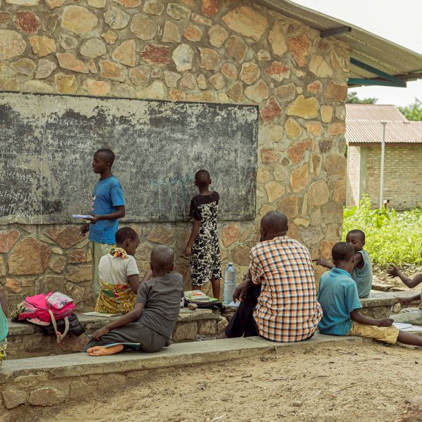 تمكين التعليم في الدول الفقيرة: ركيزة أساسية للنمو المستدام