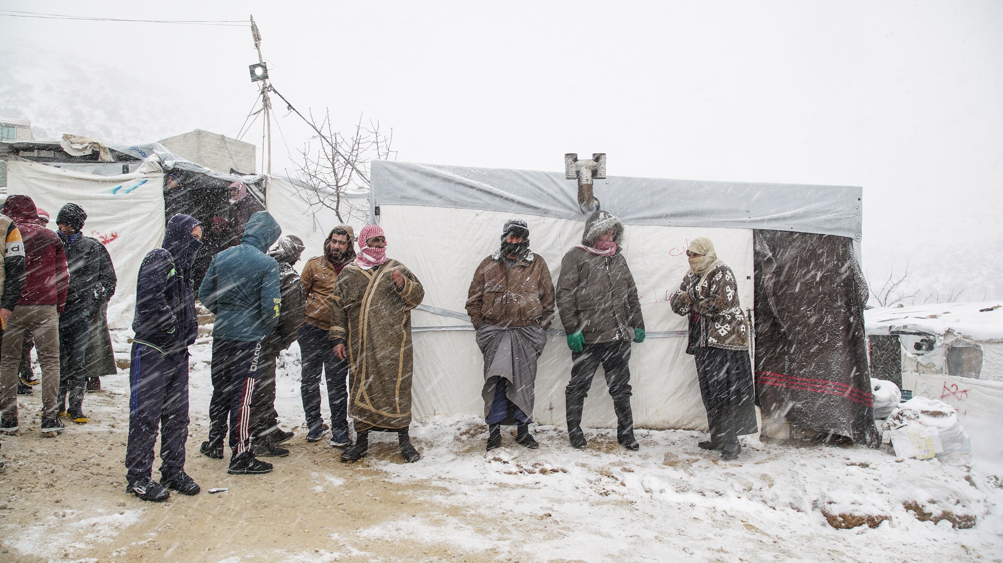احتياجات الشتاء في مخيمات الشمال السوري: معركة البقاء على قيد الحياة